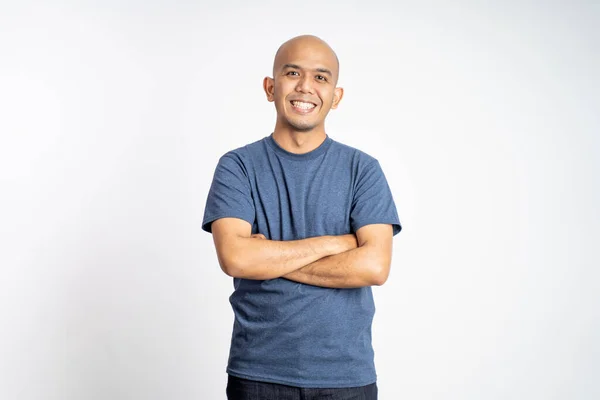 Homem careca feliz em t-shirt com os braços cruzados — Fotografia de Stock