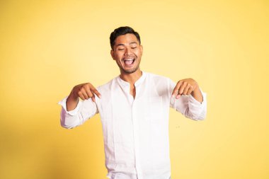 İki parmağı aşağıda mutlu Asyalı genç adam.