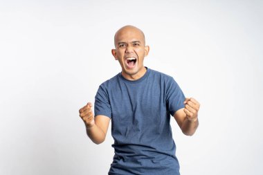 İki eli izole edilmiş heyecanlı kel adam.