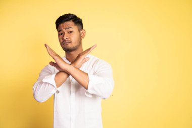 Asyalı genç adam reddedildi kollarını kavuşturarak teklif etti