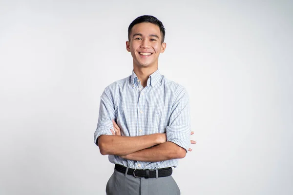 Asiático joven sonriendo con las manos cruzadas en aislado —  Fotos de Stock