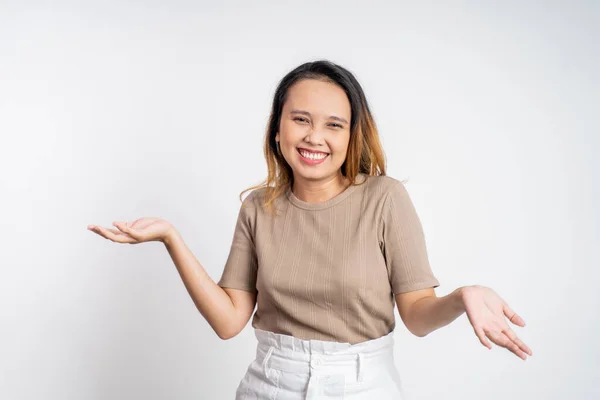 Vzrušená asijská žena se dvěma rukama dlaní nahoru — Stock fotografie