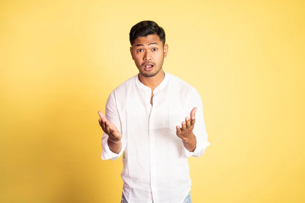 Азиатский молодой человек интересно жест с открытыми ладонями — стоковое фото