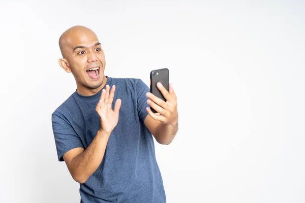 Heyecanlı Asyalı adam video çağrısında el sallıyor. — Stok fotoğraf