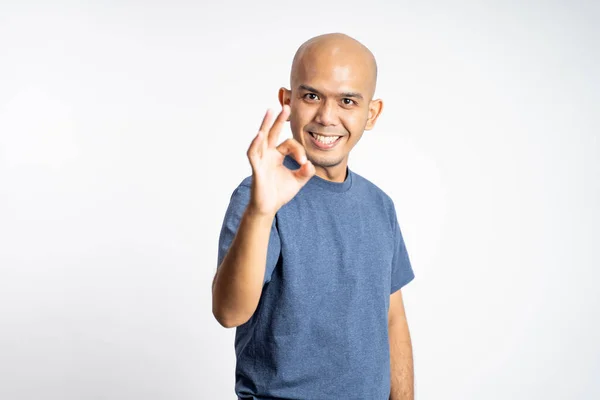 Asiatischer Glatzkopf lächelt mit okay Geste im Stehen — Stockfoto