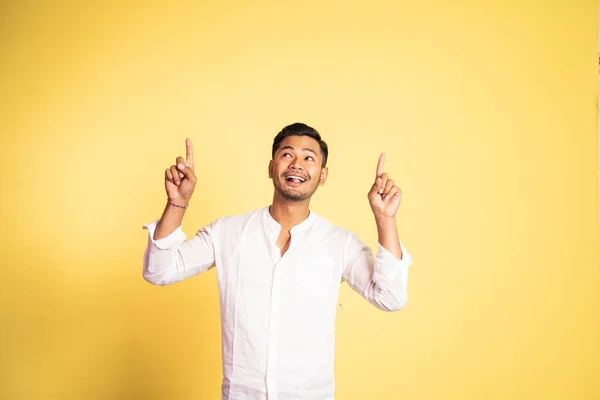 Podekscytowany Azji młody człowiek z dwoma palcami wskazującymi w górę — Zdjęcie stockowe