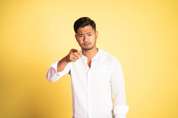 Wściekły Azji młody człowiek z palec wskazując na aparat — Zdjęcie stockowe