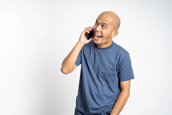 Лысый мужчина смеется во время телефонного звонка — стоковое фото