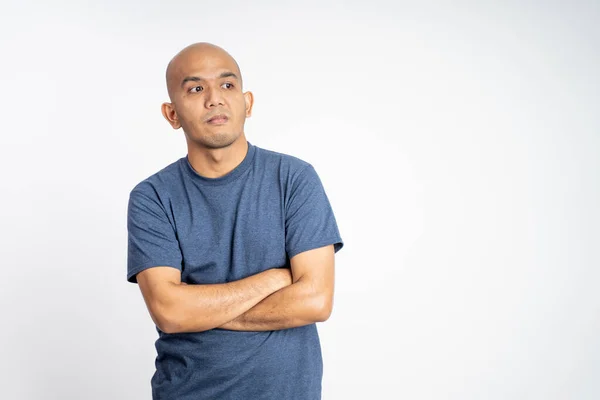 Bravo careca homem em t-shirt com braços cruzados — Fotografia de Stock