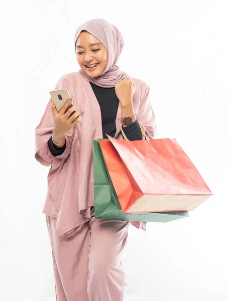 Мусульманська жінка тримає мобільний телефон або смартфон — стокове фото