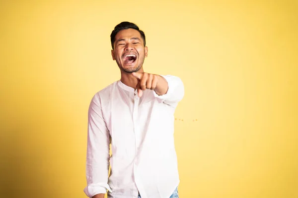 Azji młody człowiek śmiech z palec wskazując ręka gest — Zdjęcie stockowe