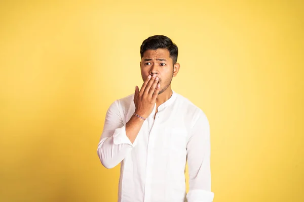 Asijský muž nosí bílou košili překvapený s dlaněmi zakrývající ústa — Stock fotografie