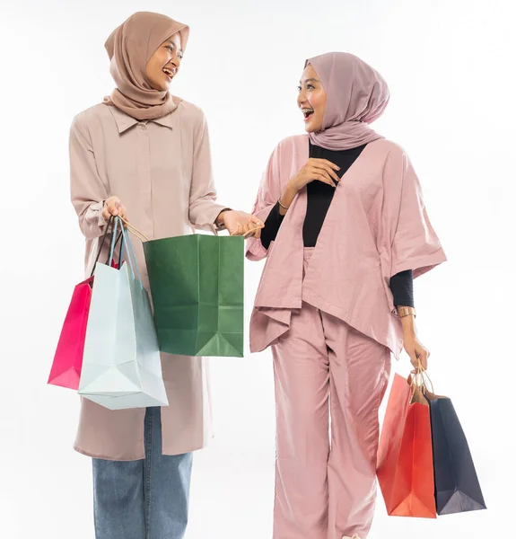 Dois amigos muçulmanos surpreendidos enquanto olhavam para dentro do saco de compras — Fotografia de Stock