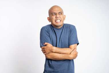 Asyalı kel adam hasta, ateşi var. Ayakta dururken üşüyor.