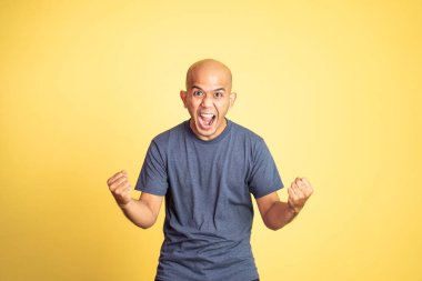 heyecanlı Asyalı kel adam iki elini sıktı