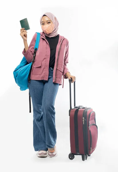 Başörtülü kadın elinde pasaport, bilet, bavul ve bir sırt çantası ile seyahat ediyor. — Stok fotoğraf