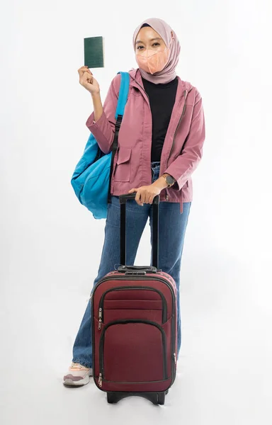 Hijab γυναίκα που ταξιδεύει κρατώντας διαβατήριο, εισιτήριο, βαλίτσα και κουβαλώντας σακίδιο — Φωτογραφία Αρχείου