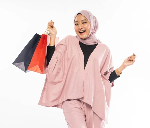 Όμορφη νεαρή μουσουλμάνα γυναίκα ευτυχισμένη κρατώντας μια τσάντα για ψώνια — Φωτογραφία Αρχείου