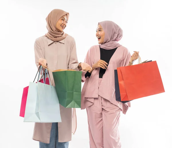 Müslüman en iyi arkadaş beyaz arka planda alışveriş torbası taşımaktan mutlu. — Stok fotoğraf
