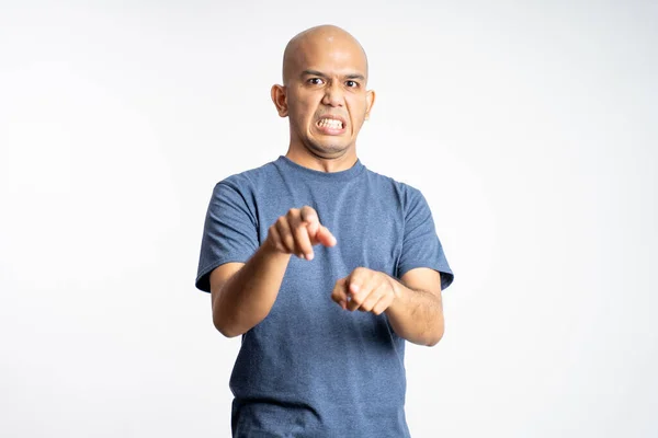 Wütender asiatischer Glatzkopf zeigt im Stehen nach vorne — Stockfoto