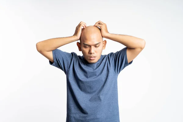 Deprimido careca homem segurando sua cabeça careca no fundo isolado — Fotografia de Stock