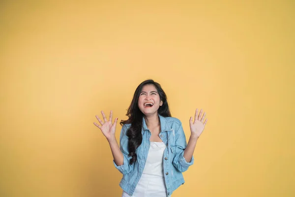 Opgewonden jong aziatisch vrouw opening twee handpalmen terwijl glimlachen — Stockfoto