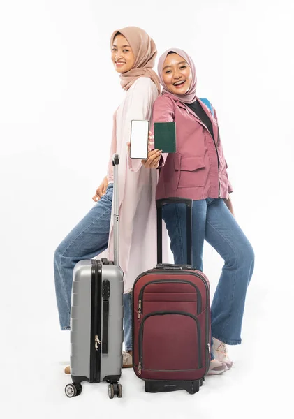 Young muslim woman ready for vacation during eid mubarak holiday — ストック写真