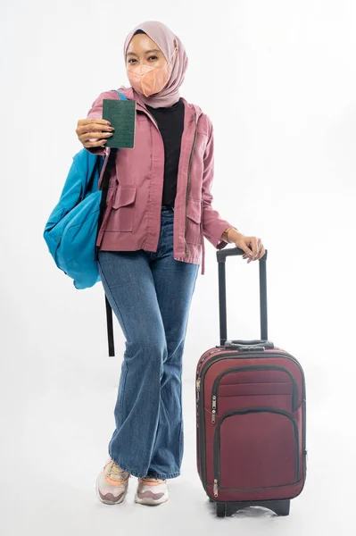 Hijab-Frau, die mit Pass, Ticket, Koffer und Rucksack unterwegs ist — Stockfoto