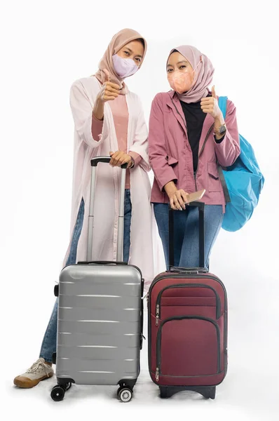 Twee moslim reiziger dragen masker gaan op vakantie — Stockfoto