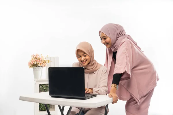 Θηλυκό μουσουλμάνο με χιτζάμπ εργάζονται στο φορητό υπολογιστή τους μαζί — Φωτογραφία Αρχείου