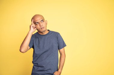 Asyalı kel adam kafa tutan fikirler arıyor.