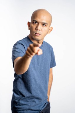 Parmakla işaret eden kızgın kel adam.