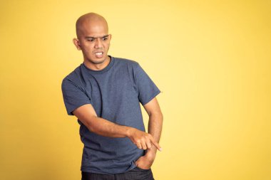 Kızgın Asyalı kel adam ayakta dikilirken