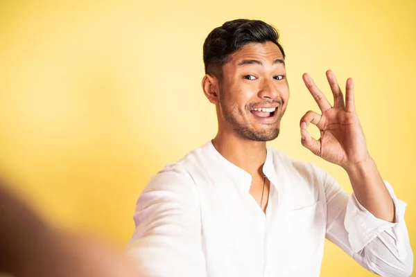 Jonge man selfie met vinger gebaar oke op geïsoleerde achtergrond — Stockfoto