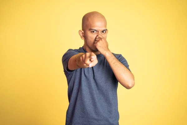 Irritado asiático careca homem cobrindo nariz com dedo apontando — Fotografia de Stock