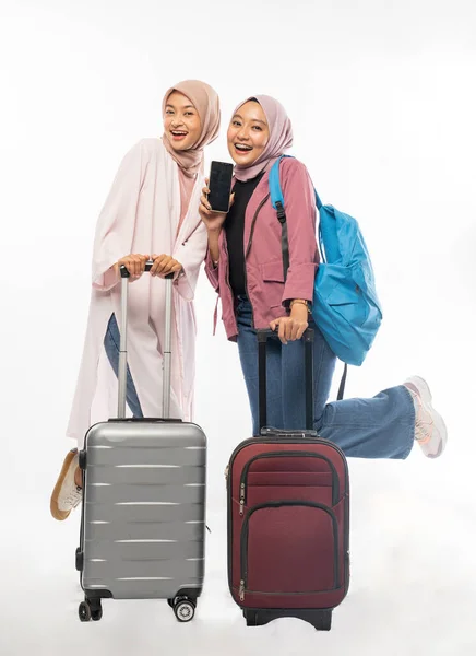 Young muslim woman ready for vacation during eid mubarak holiday — ストック写真