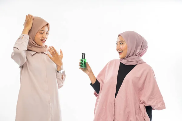 Muslim friend recommending a product to her friend — ストック写真