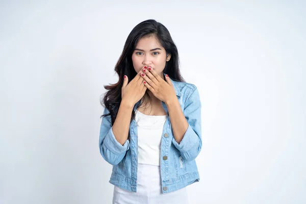 Młoda kobieta z wstrząśniętym wyrazem twarzy z zakrytymi ustami — Zdjęcie stockowe