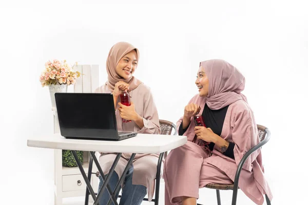Muslimische asiatische Freundin öffnet eine Flasche Limonade zum Fastenbrechen — Stockfoto