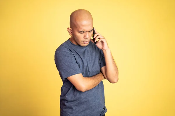 Sad asian bald man listening to phone — Stock Photo, Image