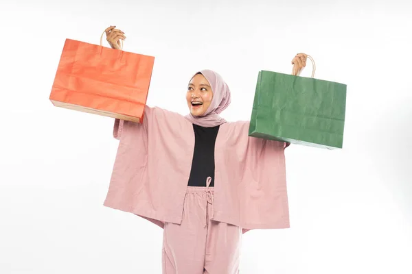 年轻美丽的穆斯林女人很高兴拿着购物袋 — 图库照片