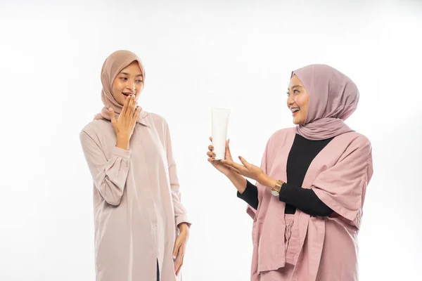 Muslim friend recommending a product to her friend — Stock Photo, Image