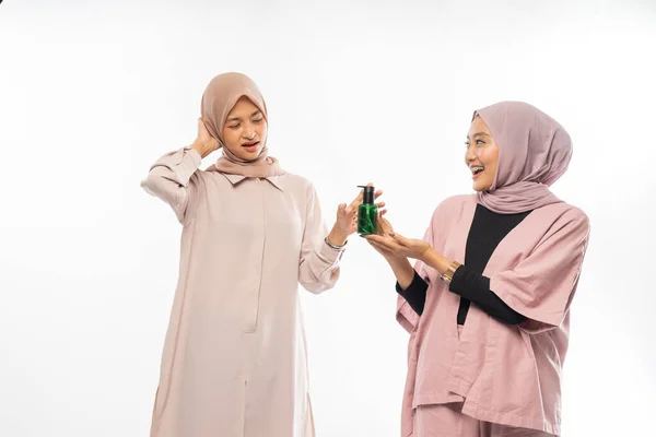 Muslim friend recommending a product to her friend — ストック写真