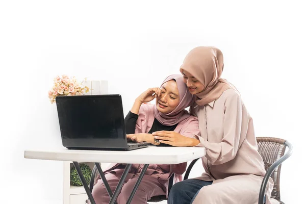 Muslimin tröstet ihren traurigen Freund, während sie an ihrem Laptop arbeitet — Stockfoto