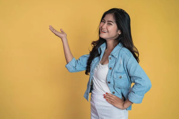 Ung asiatisk kvinna med hand gest presentera något — Stockfoto