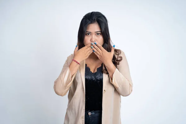 Giovane donna con espressione scioccata con le mani che coprono la bocca — Foto Stock