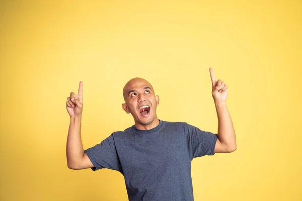 Excitado asiático careca homem com dois dedos apontando para cima — Fotografia de Stock