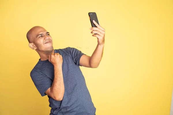 Щасливий азіатський лисий чоловік бере селфі з камерою телефону — стокове фото