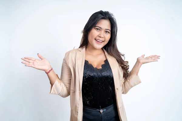Spännande ung asiatisk kvinna öppnar två handflator samtidigt som hon ler — Stockfoto