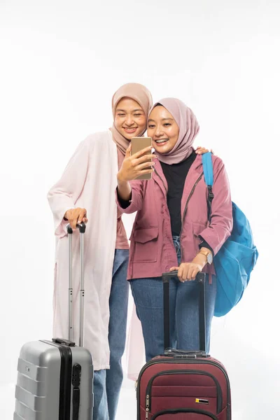 Moslim vrouw klaar voor vakantie tijdens eid mubarak vakantie nemen selfie en video bellen — Stockfoto